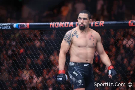 Uittaker Oq uyda UFC turnirida Striklend bilan jang qilishga tayyorligini bildirdi