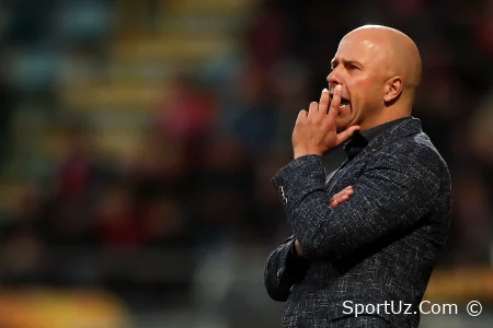 "Liverpul" murabbiyi Slot "Manchester Siti"ning mag'lubiyatidan so'ng kiyinish xonasida kayfiyat haqida gapirdi