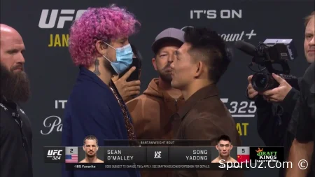 Shon O'Malley tibbiy niqob kiyib Song Yadong bilan birinchi qarash jangini o'tkazdi