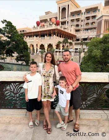 "Oila bilan dam olish kunlari". Pyotr Yan xotini va o'g'illari bilan suratga tushdi