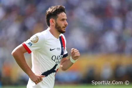 Xvicha Kvaratsheliya " PSJ " ning qit'alararo kubokdagi g'alabasidan so'ng medal bilan suratga tushdi