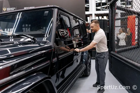 Pyotr Yan Merab Dvalishvilini mag'lub etgani uchun sovg'a sifatida Mercedes-AMG G63 ni oldi