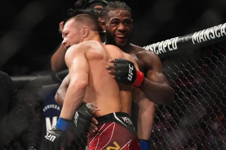 "Palyaço shousi". UFC sobiq chempioni Sterling-Jeyk Pol va Entoni Joshua o'rtasidagi jang haqida