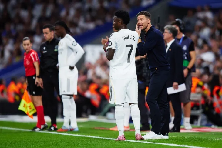 Alonso La Liga o'yinida Vinisiusni g'azablantirgan muxlislarni qo'llab-quvvatladi