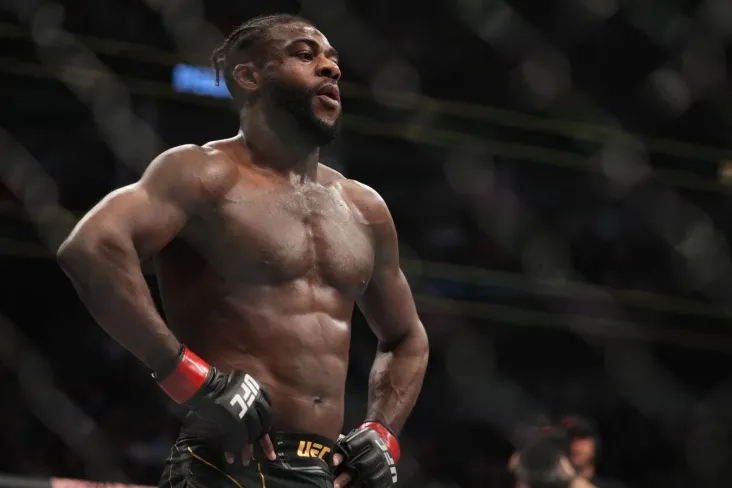 Aljamain Sterling birdaniga uchta tukli, shu jumladan Movsar Yevloevga qarshi chiqdi.