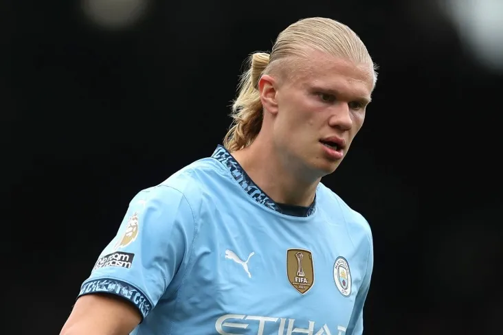 Erling Xoland Norvegiya terma jamoasining sobiq murabbiyining nabiralariga o'yin futbolkasini sovg'a qildi