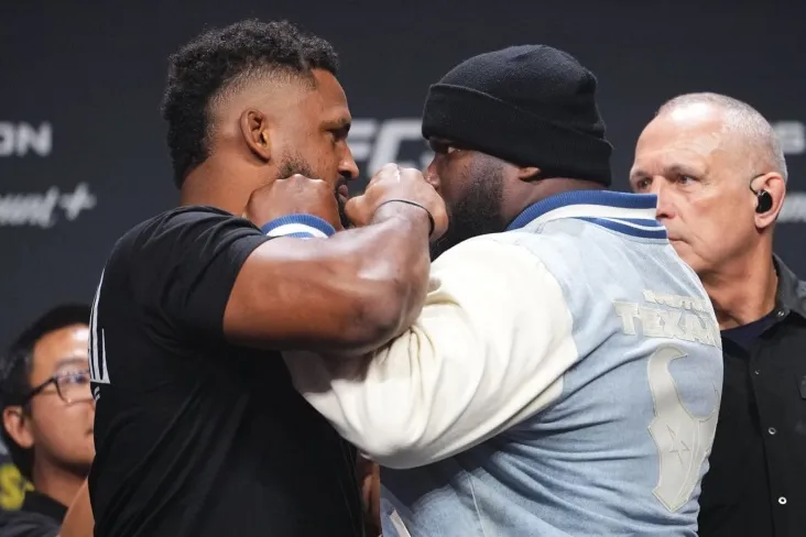 Lyuis Kortez-Akosta bilan kurashishga qaror qilganini aytdi, chunki u terining rangi bilan faxrlanmaydi.