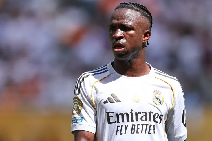 Vinisius muxlislarning unga bo'lgan munosabati tufayli "Real" filmidagi kelajagiga shubha qilmoqda-manba