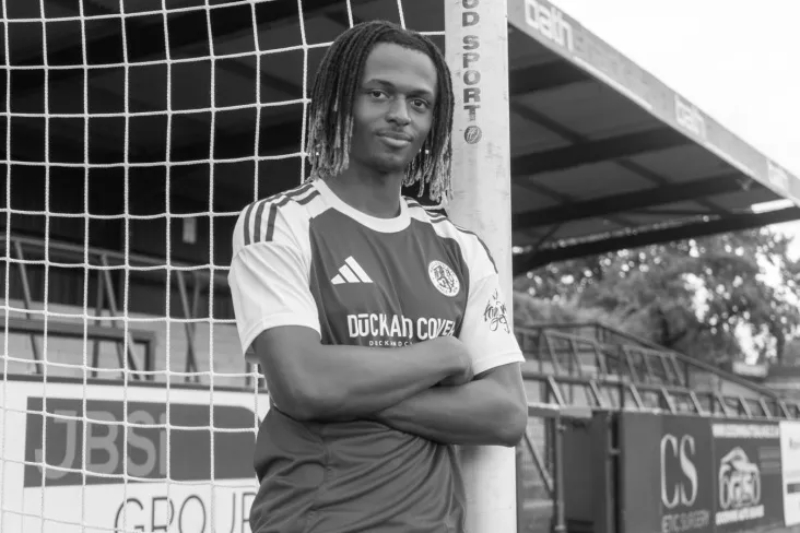 Mclesfield Town avtohalokatda halok bo'lgan futbolchining raqamini muomaladan chiqardi