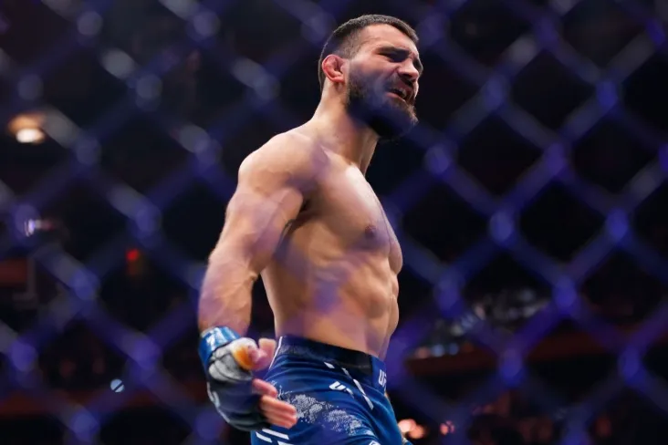 Benoit Sent-Denis Dan Xuker bilan jang oldidan bo'ynini qanday mustahkamlashini ko'rsatdi