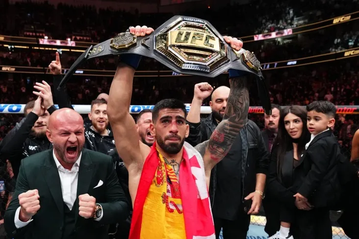 Video: Dvalishvili uyda TOPURIYADA saqlangan BMF kamarini ko'rsatdi