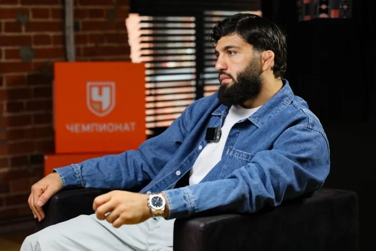 "Oson nonushta". Armand Tsarukyan katta qoshiqlarda qora ikra yeyayotganini ko'rsatdi