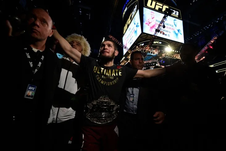 Xabib Nurmagomedov Globe Soccer mukofotlarida Pol Pogbaga mukofotni topshirdi