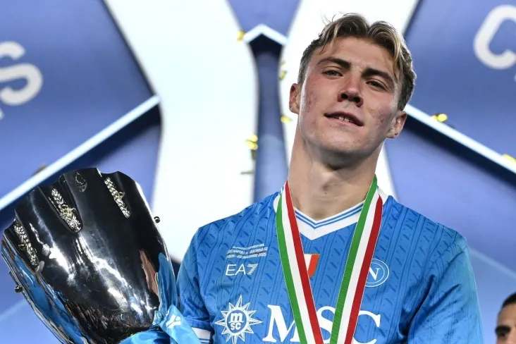 Janfranko Dzola "Manchester Yunayted" ni Xoylund va Maktomineyning ketishi uchun tanqid qildi