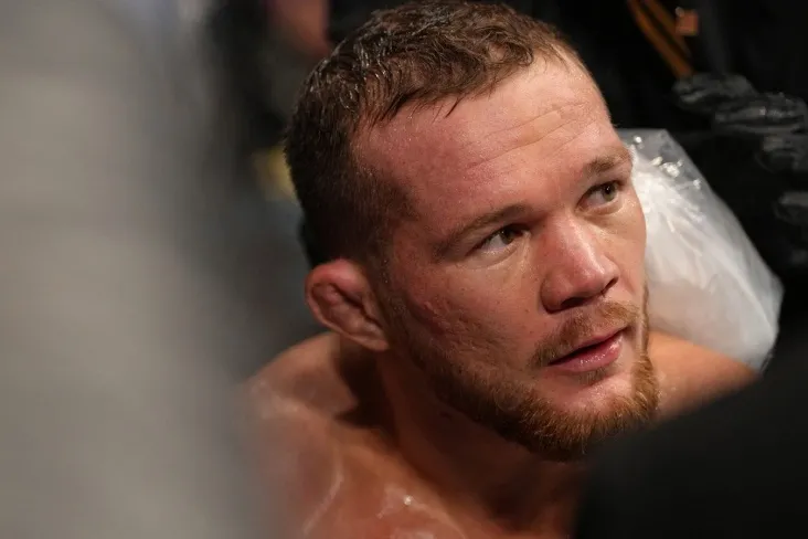 Video: UFC chempioni Piter Yan bir shortida qorga botdi