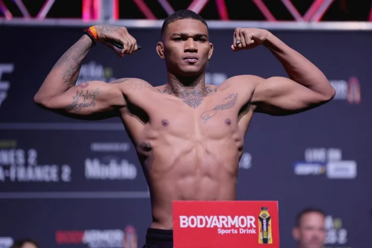 Maykl Morales yangi yil uchun ayollar libosida raqsga tushdi