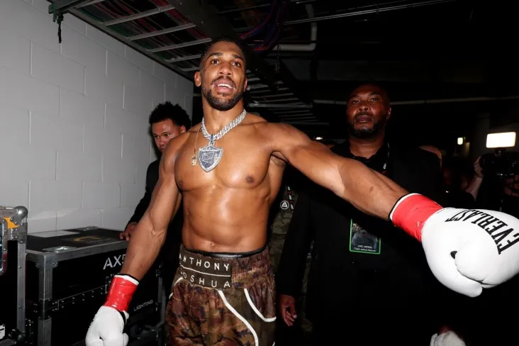 Joshua Nigeriyaga sayohatning bir qismini uning murabbiyi halok bo'lgan joyda o'tkazdi-Daily Mail