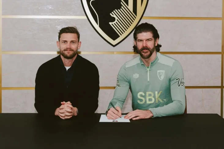 "Bornmut" Angliya terma jamoasining sobiq darvozabonini o'tkazganini e'lon qildi