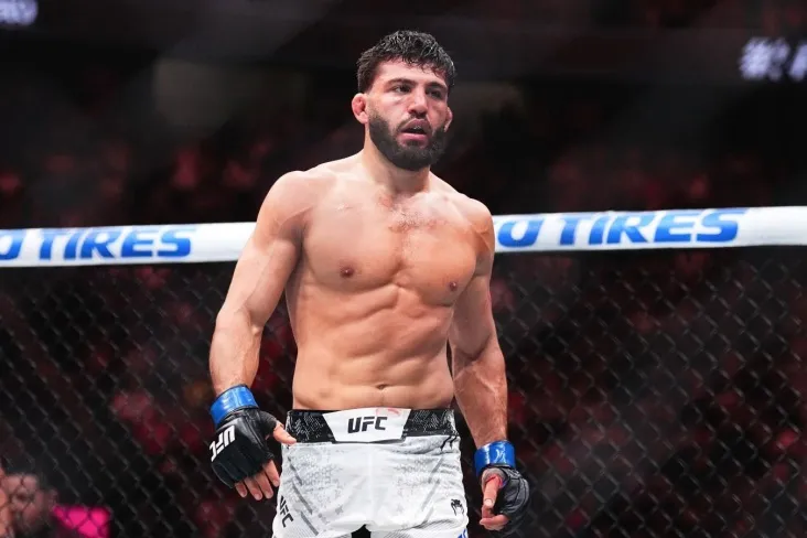 Cheil Sonnen Armand Tsarukyan UFCda titul jangini qachon qabul qilishini taklif qildi