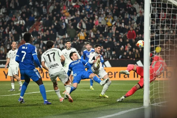 Ispaniya Kubogi o'yinida sensatsiyadan so'ng "Real" va "Albasete" futbolchilarining hissiy reaktsiyalari