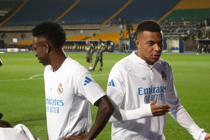 Mbappe"Real" muxlislari oldida Vinisiusni himoya qildi