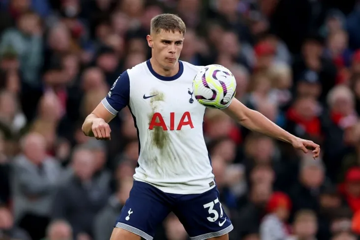 "Liverpul ""Tottenxem" himoyachisi Mikki van De Venuga qiziqish bildirmoqda-TEAMtalk