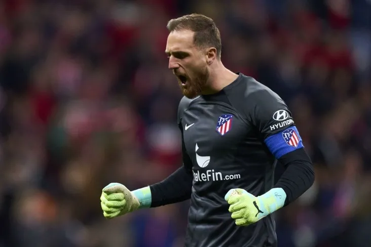 Yan bulut tarixdagi beshinchi o'yinchi bo'lib, bitta murabbiy bilan LCHda 100 va undan ortiq o'yin o'tkazgan