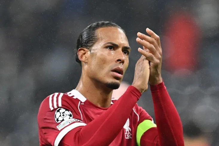 "Liverpul" sardori van Deyk jurnalistni uyani Alonso bilan almashtirish masalasi uchun tanqid qildi