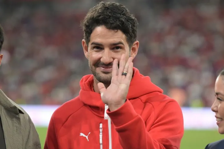 "Milan" va Braziliya terma jamoasining sobiq o'yinchisi chempionlik klubini sotib olmoqchi — BBC