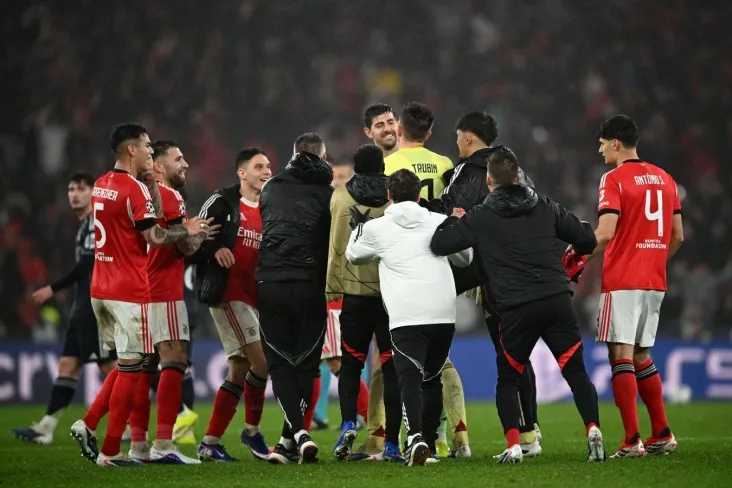 Kurtua "Benfika" darvozaboni Trubinni"Real" darvozasiga tarixiy gol urganidan keyin tabrikladi