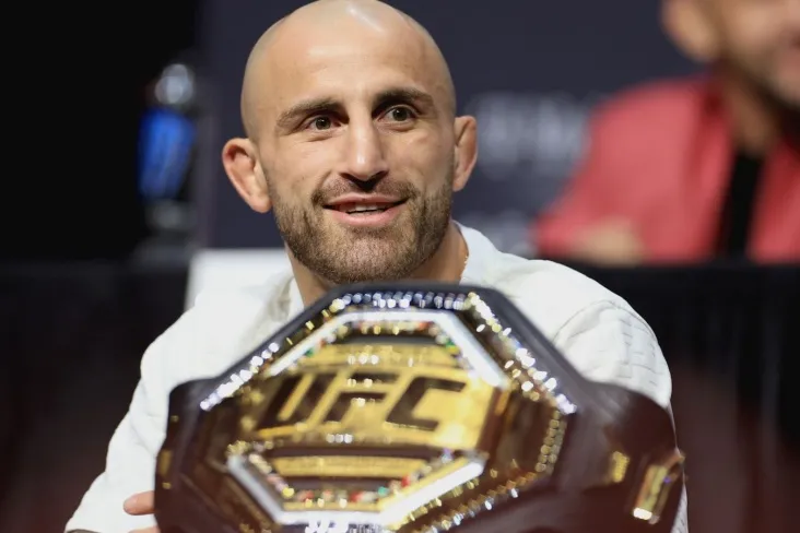 Александр Волкановски выиграл бой с Диего Лопесом решением судей на турнире UFC 325