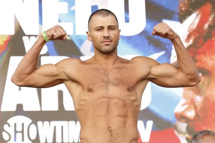 Aleksandr Gvozdik kalayjich bilan jangda nokautdan oldin hakamlik kartalarini boshqargan