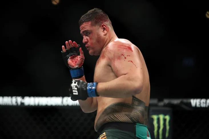 Tai Tuivasa o'girildi Chimaev UFCda olti o'yinlik mag'lubiyat seriyasiga borganidan keyin yordam uchun