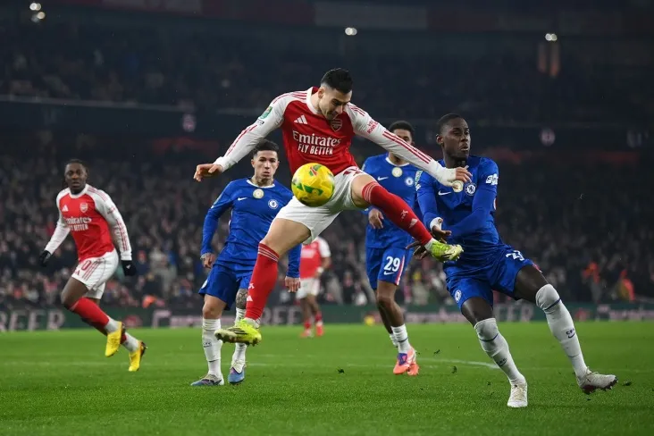 "Arsenal" uchrashuvlar summasi bo'yicha "Chelsea" ni mag'lub etib, Angliya ligasi Kubogi finaliga chiqdi