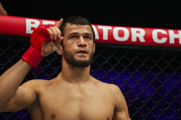 Usmon Nurmagomedov va Alfie Devis PFL chempionlik jangidan oldin qarashlar jangini o'tkazdilar