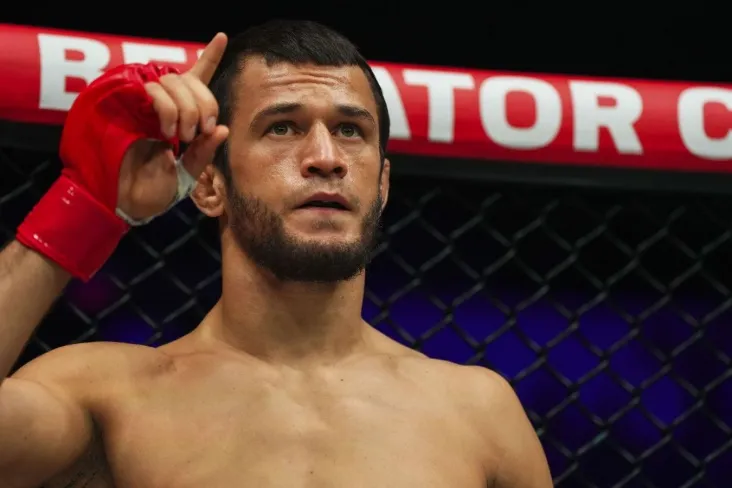 "Kichik ajablanib". Usmon Nurmagomedov Devis bilan jangda g'alaba qozonishi g'ayrioddiy ekanligini tushuntirdi