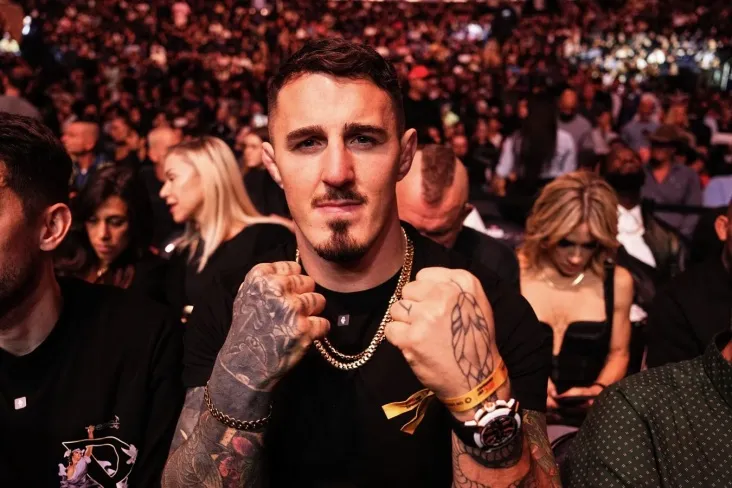 Aspinall Ganga qarshi kurashdan keyingi birinchi kuni uning ko'zlari qanday ko'rinishini ko'rsatdi