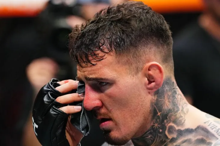 Jurnalist gan bilan jangda jarohat olgani uchun Aspinallning ko'rish qobiliyati bilan bog'liq jiddiy muammolar haqida xabar berdi