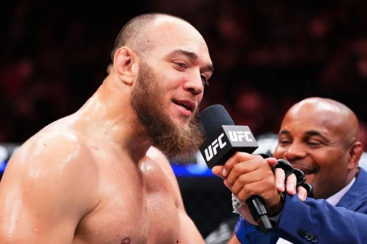 Valter Uoker grappling jangida oyoqsiz jangchini bo'g'ib o'ldirdi