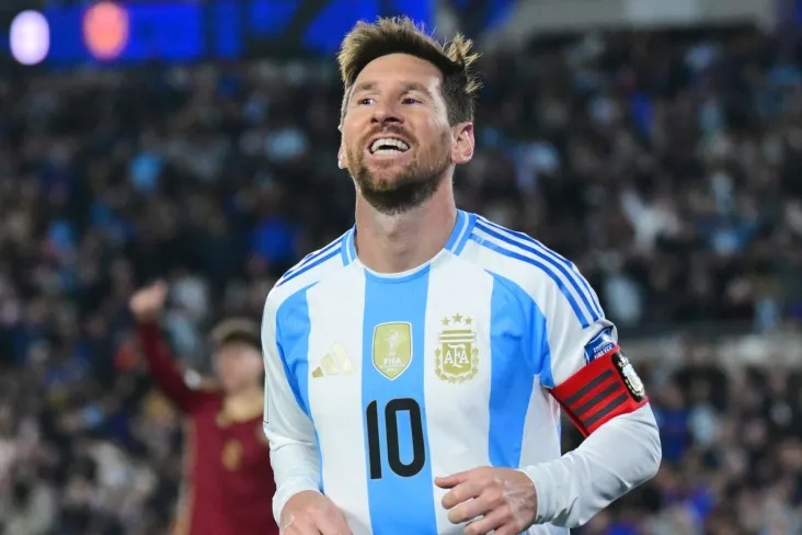 Lionel Messi Lego konstruktoridan jahon kubogi nusxasini yig'di