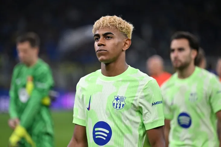 Yamal "Jirona" o'yinchisiga hujum qilishga urindi, u Laminda qo'pol zarba uchun olib tashlandi