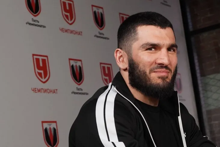 "Bir yil o'tdi, kamarlarning yarmi yon tomonda." Beterbiyev-Bivol bilan trilogiyaning kechikishi haqida