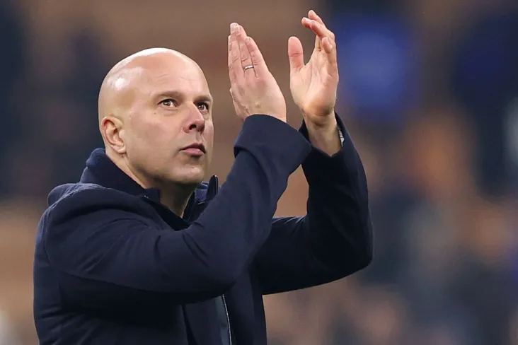 Slot "Liverpul"ni boshqarish uchun murabbiy auraning etishmasligini da'vo qilgan Runi bilan javob berdi