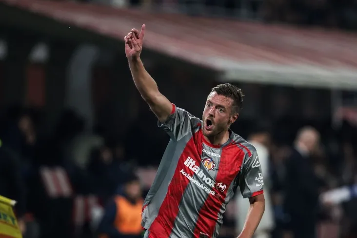 "U aqldan ozgan. Ammo hamma narsadan keyin men xet-trik qildim." "Lester" ning sobiq o'yinchisi-Vardining odatlari haqida