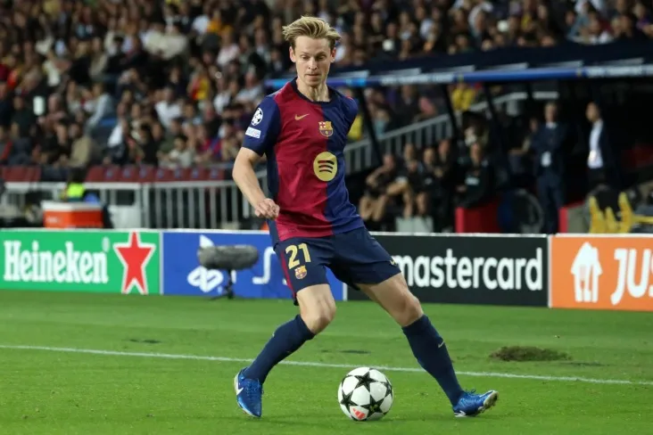 De Yong o'yinda kamida 97% aniqlik bilan 115 + pas bergan ikkinchi yarim himoyachi bo'ldi