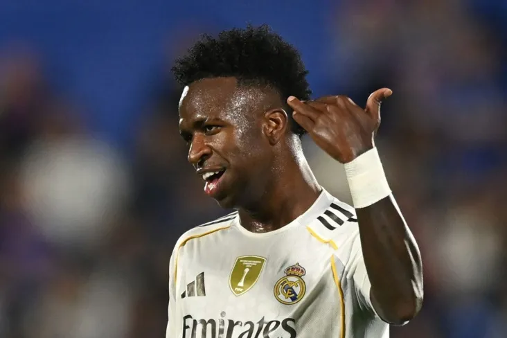 Prestianni "Benfika" futbolchisini vinisiusga futbolka kiygani uchun tanqid qilgan postni baholadi.