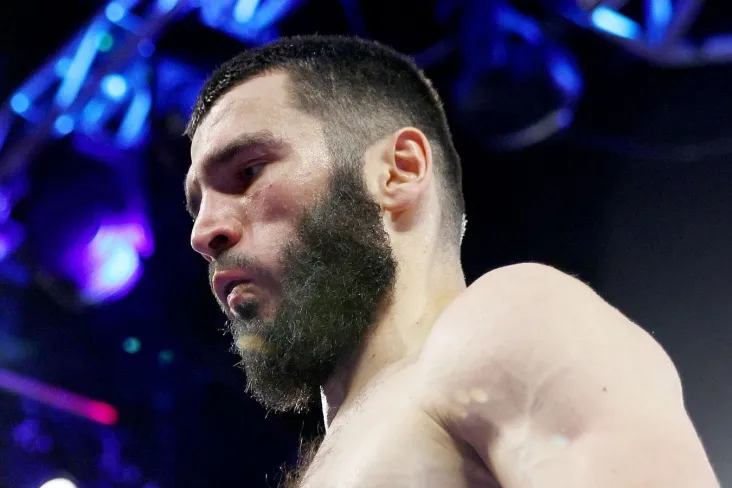 Murabbiy Beterbiyeva Artur o'zining oldingi formasini saqlab qolish uchun juda keksa emasmi, deb javob berdi