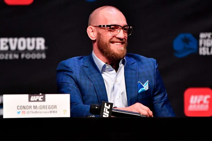 "Siz bu kamarni toj kiymasligingiz kerak." Makgregor Oliveyrani Xollouey bilan jang qilgani uchun tanqid qildi