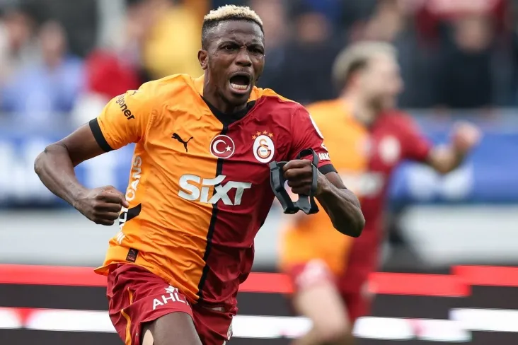 "Galatasaray" muxlislari "Liverpul" ga qarshi o'yinda Osimxenga banner bag'ishladilar