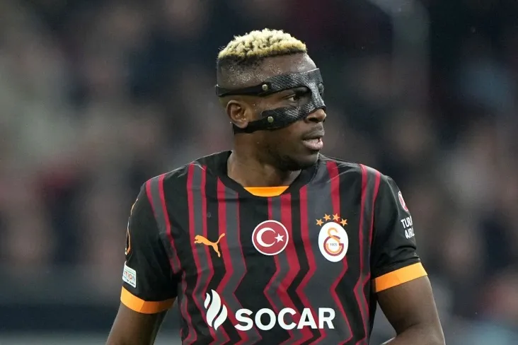 Osimxen Galatasaray muxlislari ijrosi paytida ko'z yoshlarini ushlab turmadi